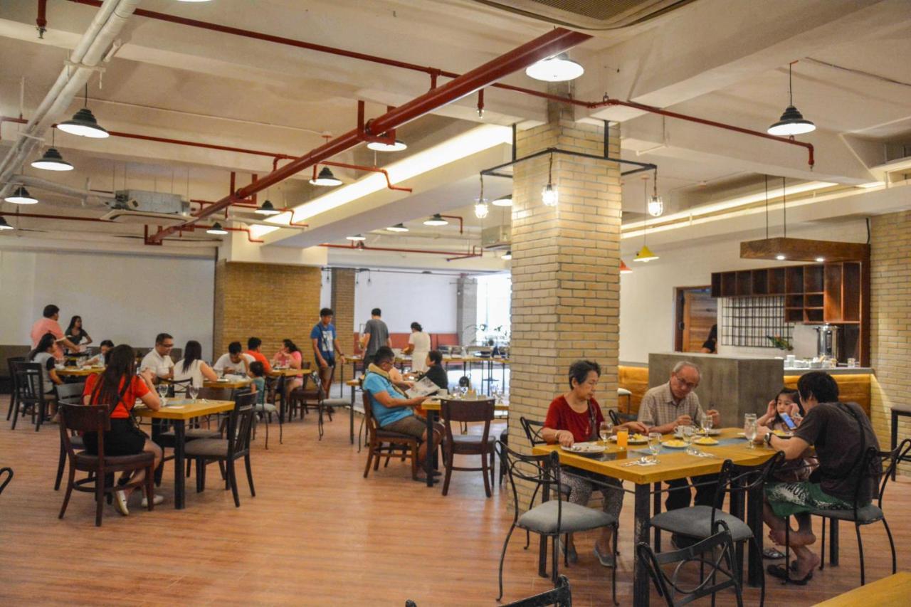 Viven Hotel Laoag Eksteriør billede